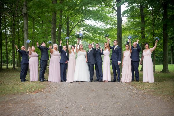 Group shot of wedding party at the links of kent